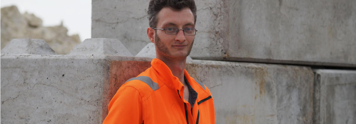 Dennis Wührdemann begann 2015 seine berufliche Karriere bei der von Saldern Gruppe mit einer Ausbildung zum Verfahrensmechaniker. Heute ist er Mischmeister und Platzmann am Standort Oldenburg