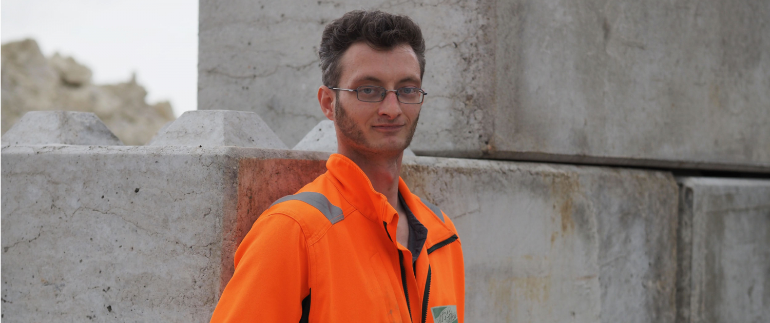 Dennis Wührdemann begann 2015 seine berufliche Karriere bei der von Saldern Gruppe mit einer Ausbildung zum Verfahrensmechaniker. Heute ist er Mischmeister und Platzmann am Standort Oldenburg