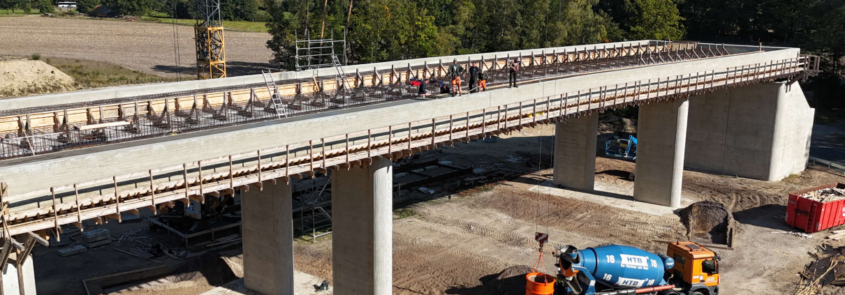 Leichtbeton ist nicht pumpfähig. Der Leichtbeton wird in Betonbomben gefüllt und zielgenau auf der Brücke platziert.