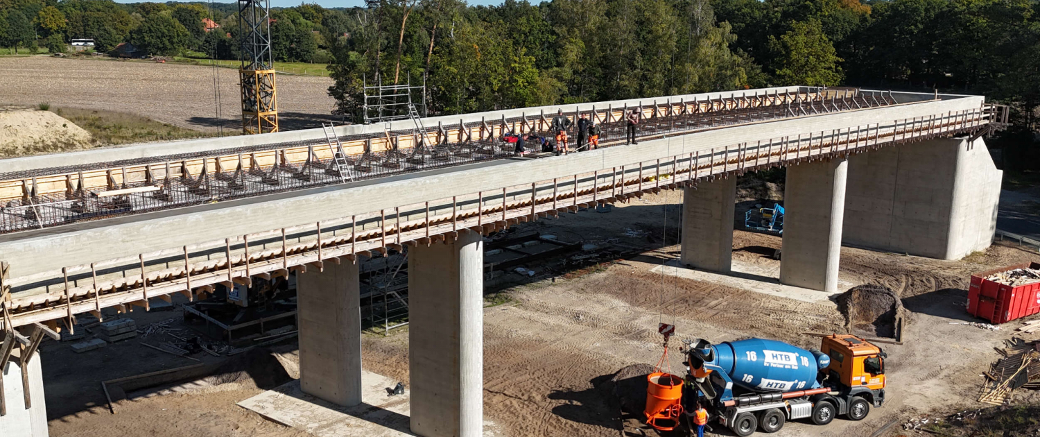 Leichtbeton ist nicht pumpfähig. Der Leichtbeton wird in Betonbomben gefüllt und zielgenau auf der Brücke platziert.