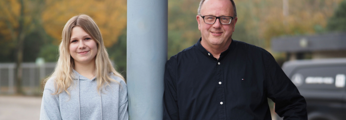 Sind ein gutes Team - Ausbilder Martin Herzog mit Azubi Emily Selck, die seit 2024 ihre Ausbildung zur Kauffrau für Büromanagement bei der von Saldern Logistik in Brunsbüttel macht