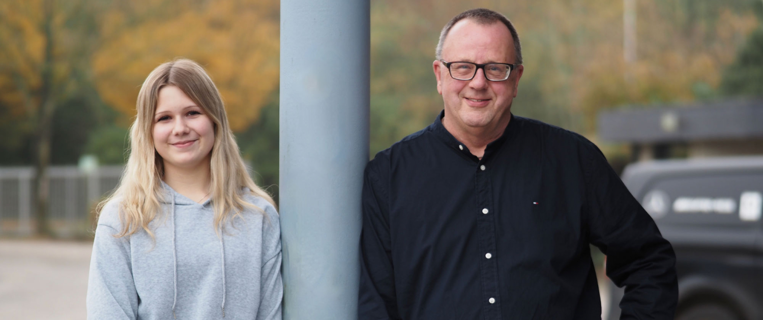 Sind ein gutes Team - Ausbilder Martin Herzog mit Azubi Emily Selck, die seit 2024 ihre Ausbildung zur Kauffrau für Büromanagement bei der von Saldern Logistik in Brunsbüttel macht