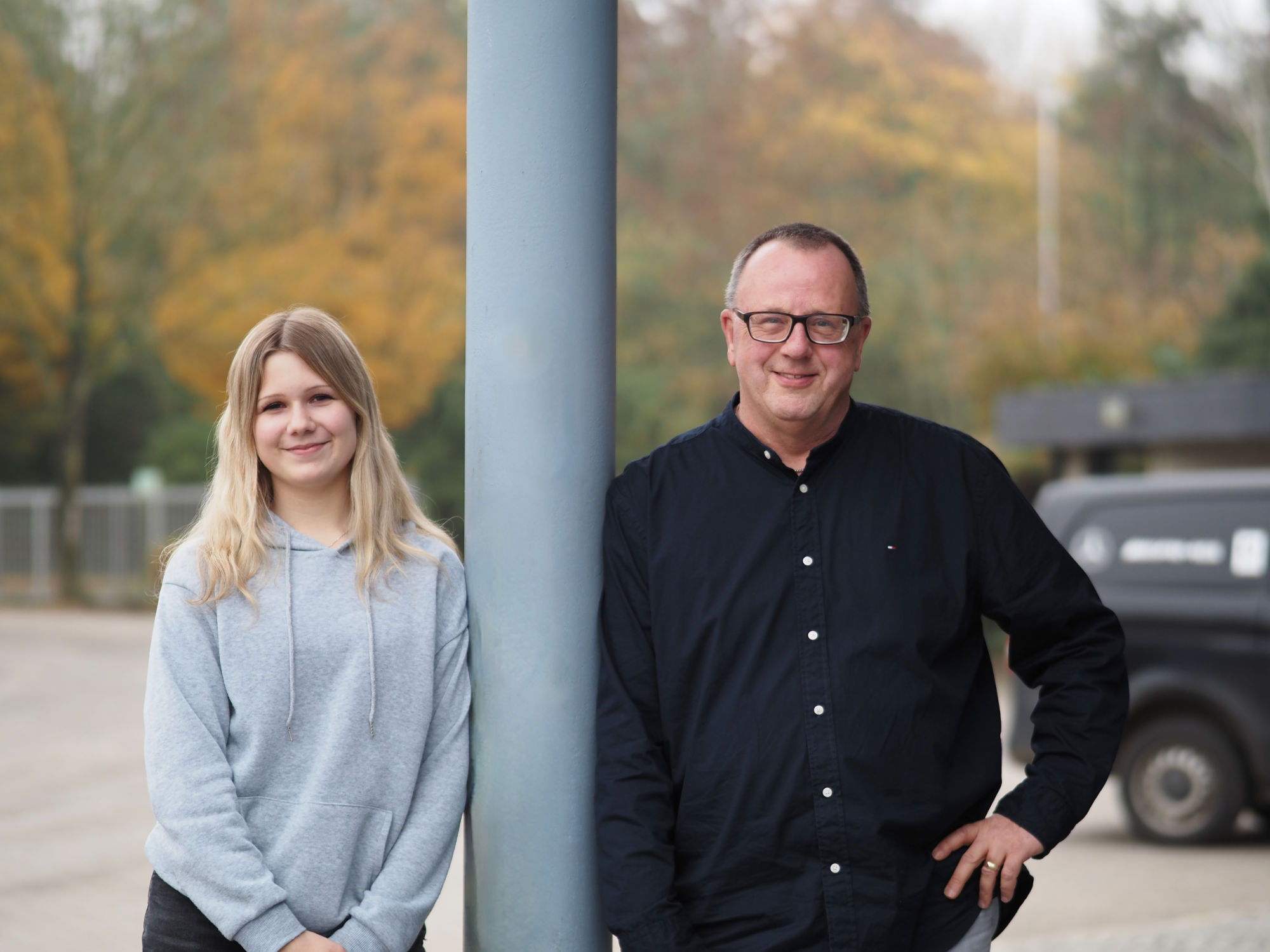 Sind ein gutes Team - Ausbilder Martin Herzog mit Azubi Emily Selck, die seit 2024 ihre Ausbildung zur Kauffrau für Büromanagement bei der von Saldern Logistik in Brunsbüttel macht