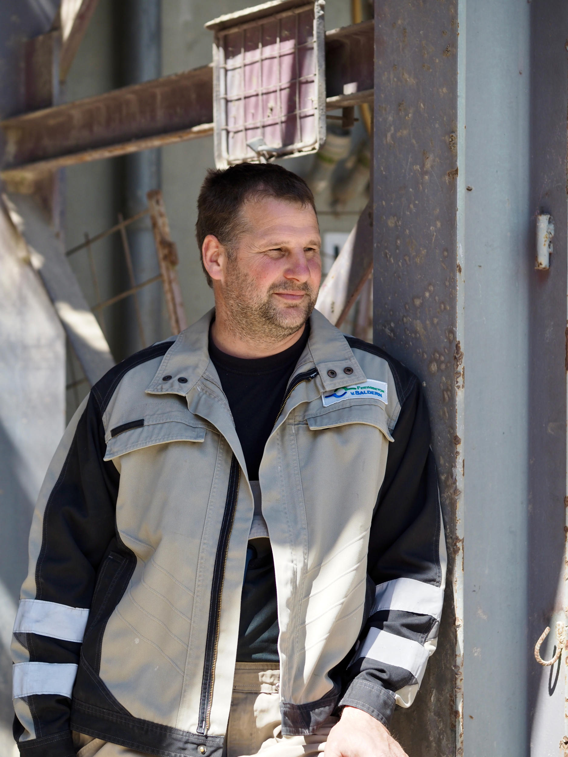 Peter Verres lernte KFZ-Mechaniker und kam 2019 mit seiner Familie aus Ungarn nach Deutschland. Am Standort Zeven der Fertigbeton von Saldern begann er als LKW-Fahrer und ist heute stellvertretender Mischmeister.