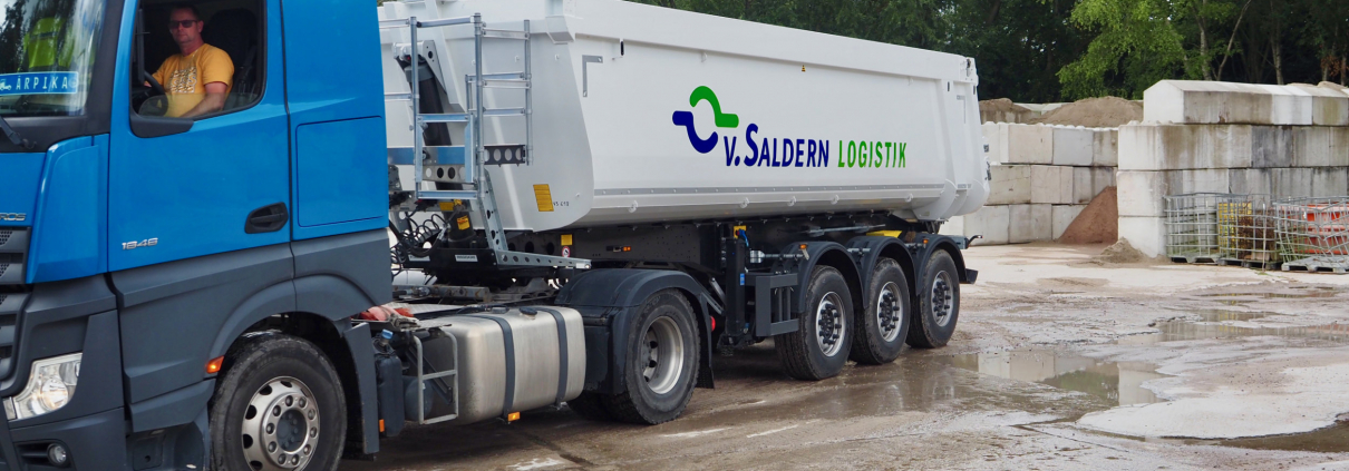 Ein Kippertransporte der von Saldern Logistik GmbH & Co. KG beim Transport von Baustoffen