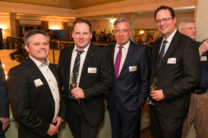 Timon Pott, Matthias Gleimius, Dietrich von Saldern und Robert Nienhaus (v.r.nl.) stießen gemeinsam auf ein erfolgreiches 2026 an