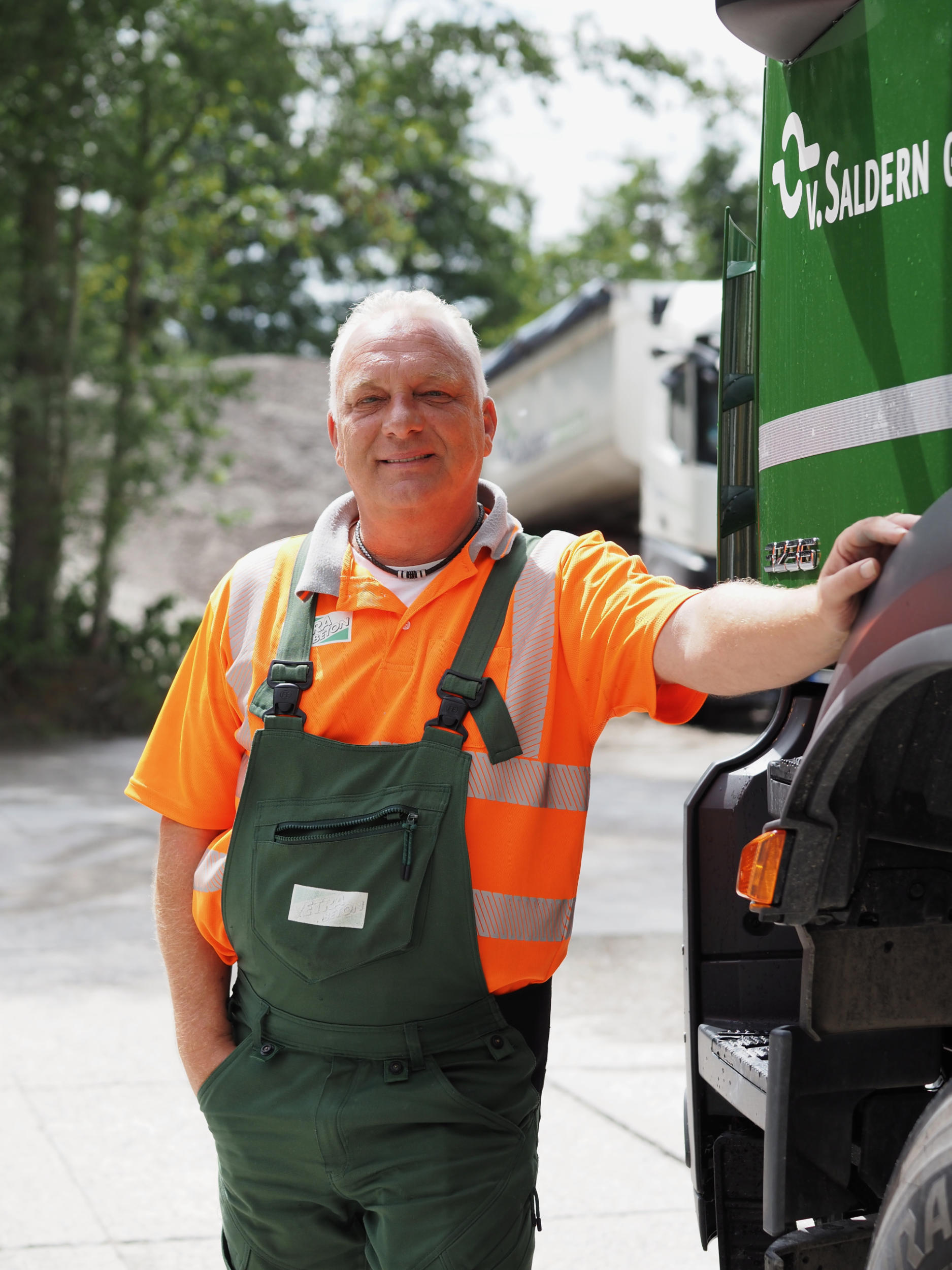 Kai Wiesenhöfer ist Trucker aus Leidenschaft Stefanie Wojtaszek lernte ursprünglich Bürokauffrau, entschied sich aber 2019 für eine Umschulung zur LKW-Fahrerin. Heute ist sie als Kipperfahrerin für die von Saldern Logistik unterwegs.