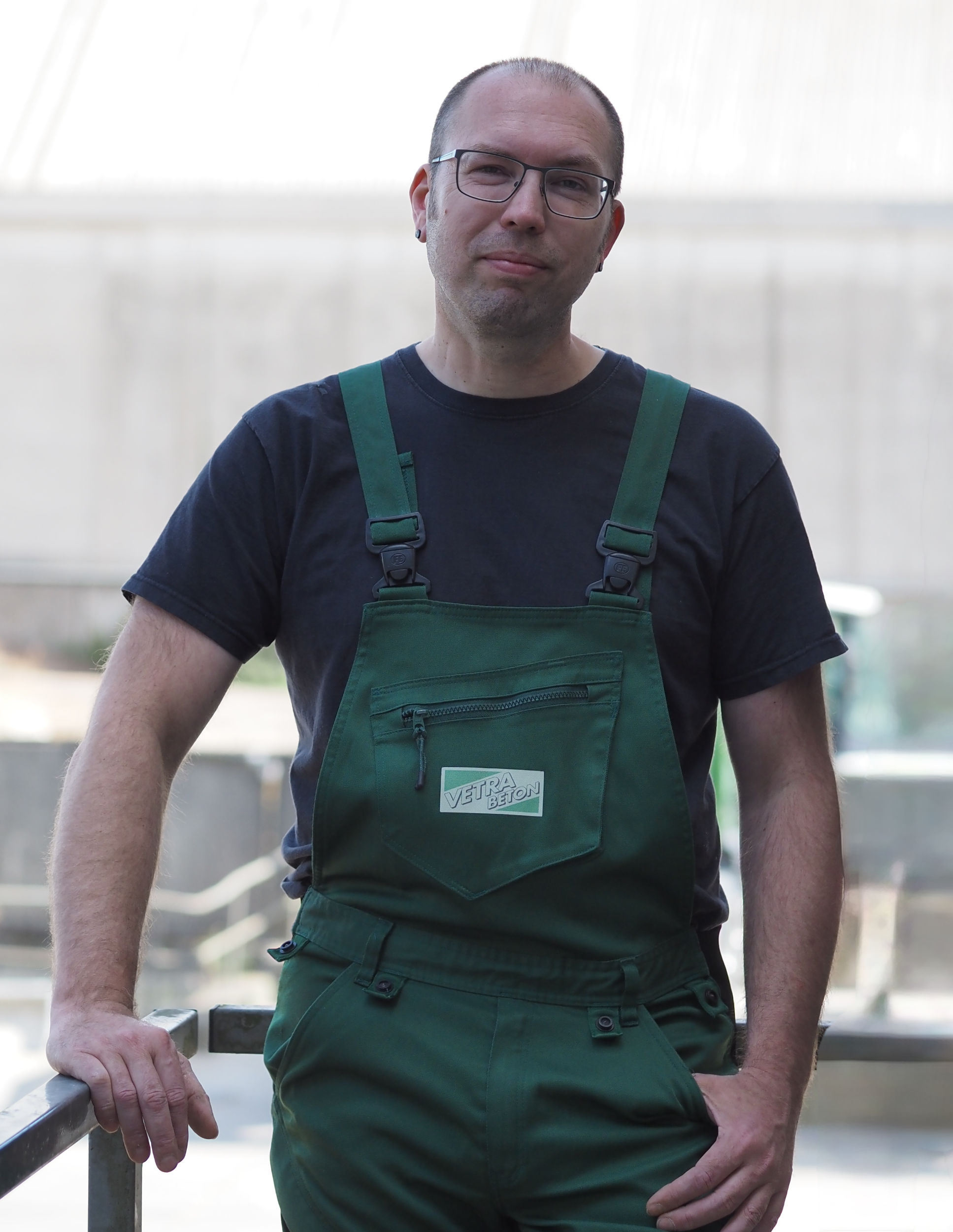 Sven Grothe ist Werksleiter und Ausbilder am Standort Oldenburg Vetra Beton, eine Niederlassung der Fertigbeton von Saldern GmbH & Co. KG Sven Grothe ist Werksleiter und Ausbilder am Standort Oldenburg Vetra Beton, eine Niederlassung der Fertigbeton von Saldern GmbH & Co. KG